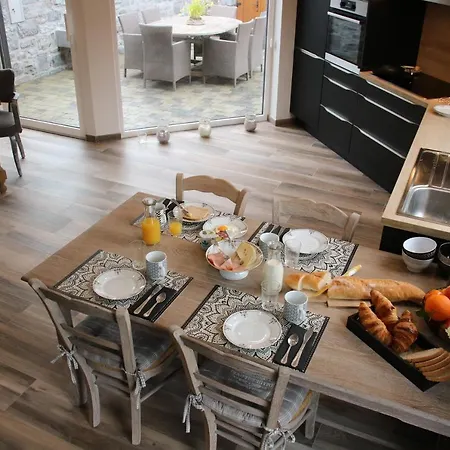 La Petite Maison Dans La Cour Couette-café Stave